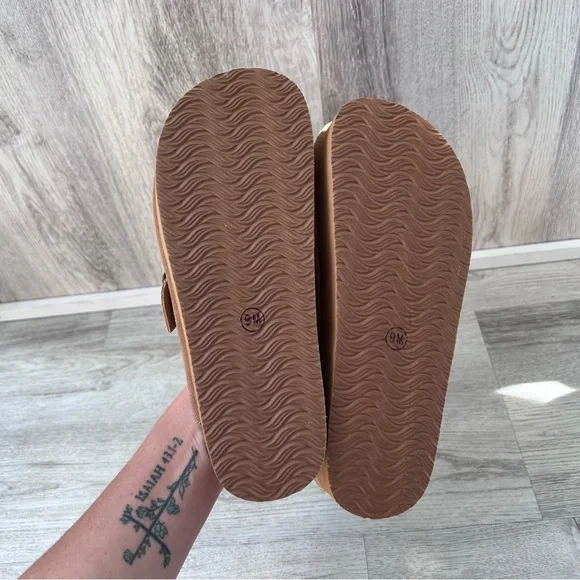 Cushionaire Platform Clogs Women’s 9 Camel Footbed Neutral Minimalist Fall New - Picture 7 of 10